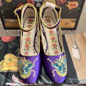 Gucci Satin Embroidered Dragon Caspar Pumps - Purple Oro Vecchio Black- New